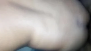 Abrindo o rabo e rebolando na vara