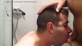 Engolindo o mijo do namorado (piss)