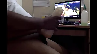 दिल चाहे की ई लोंड़िया की स्कर्ट ऊपर कर चड्डिया हटा दनादन चोद देबे.